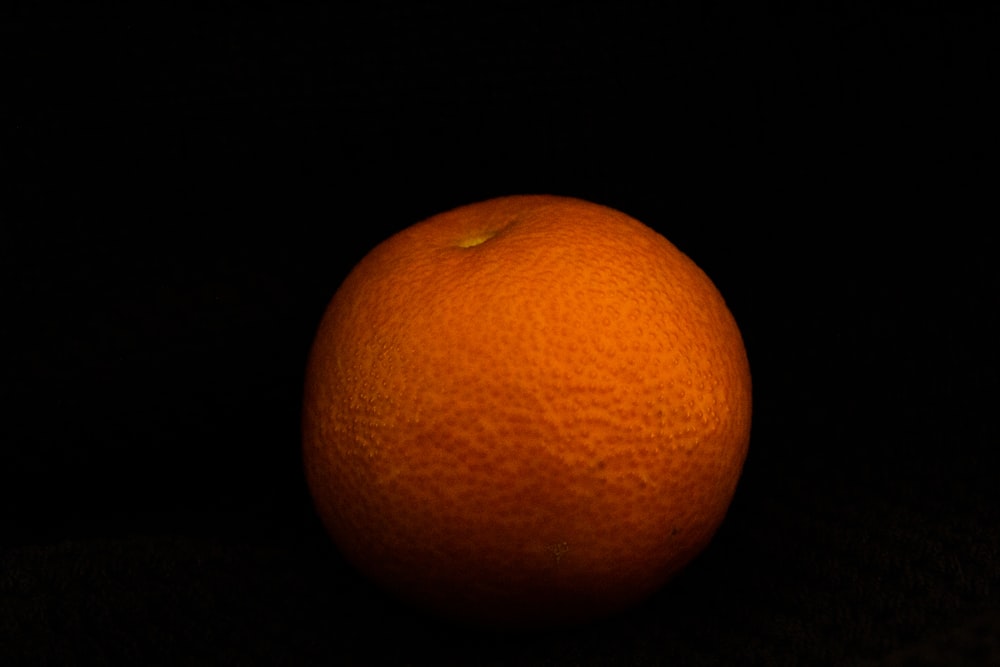 黒い背景にオレンジ色の果物