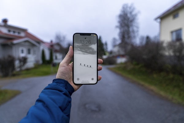 屋外で撮影されたiPhoneのクローズアップ