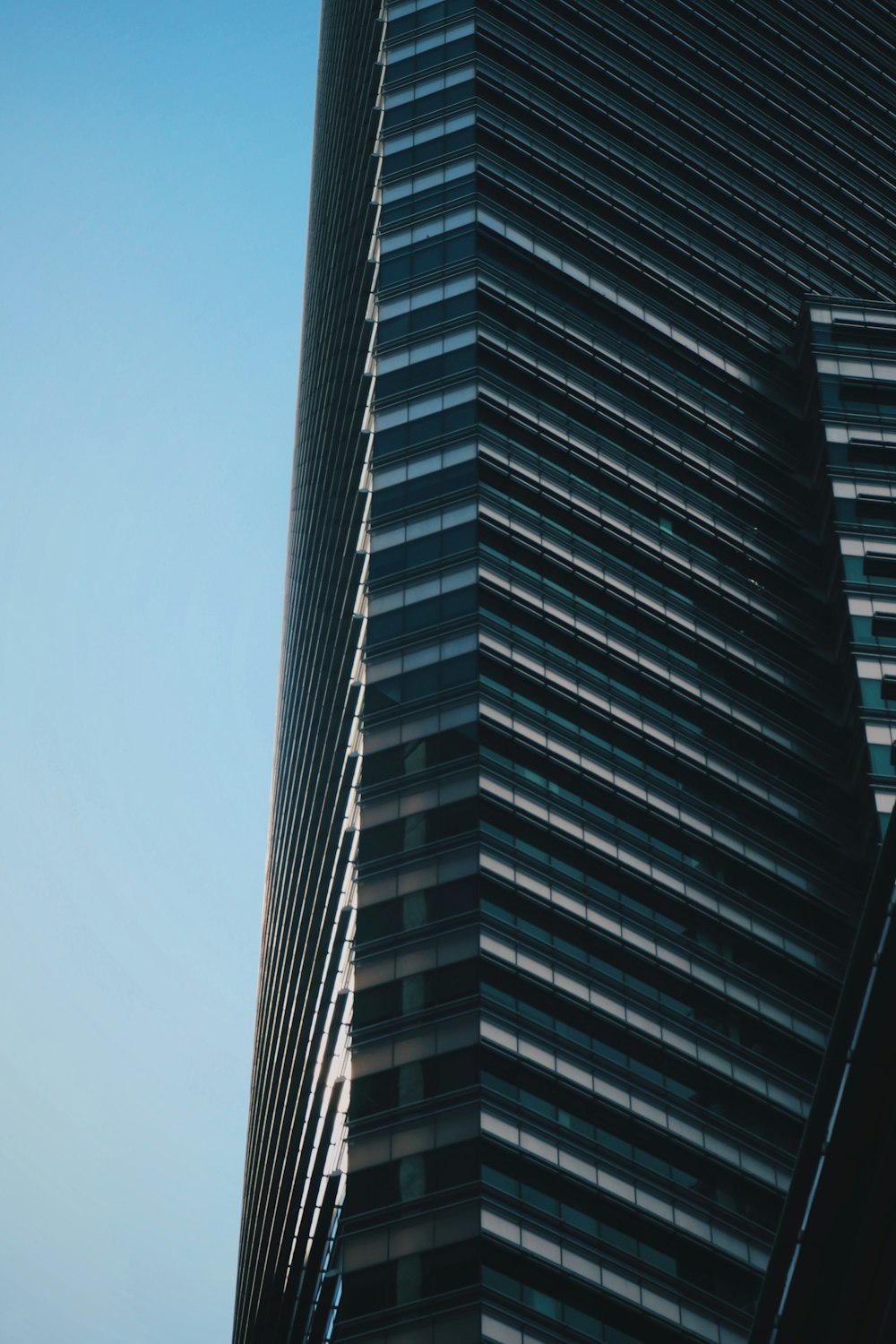 edifício alto preto e cinza