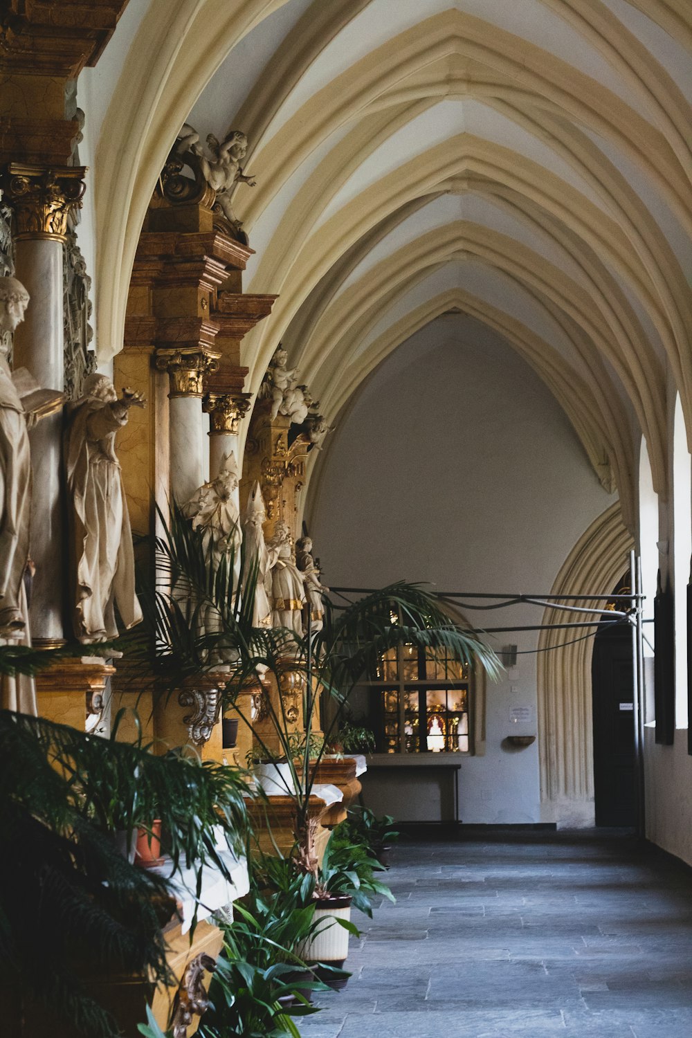 Bâtiment en béton doré et blanc