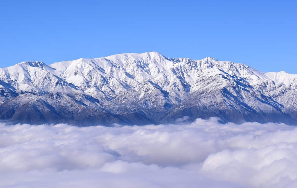 montanha coberta de neve sob o céu azul durante o dia