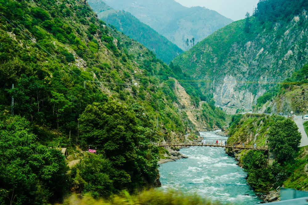 montagne verdi e fiume durante il giorno