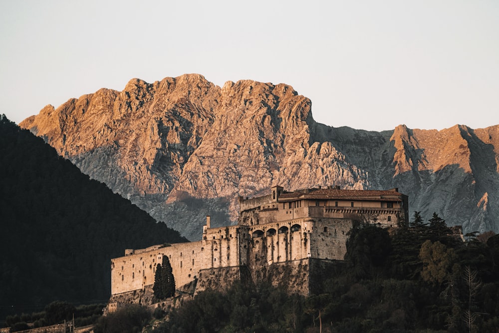 Braunes Betongebäude in der Nähe von Brown Mountain tagsüber