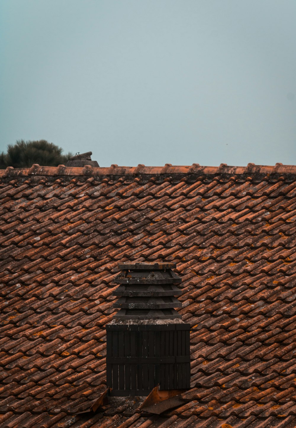 Braune Dachziegel in Nahaufnahmen
