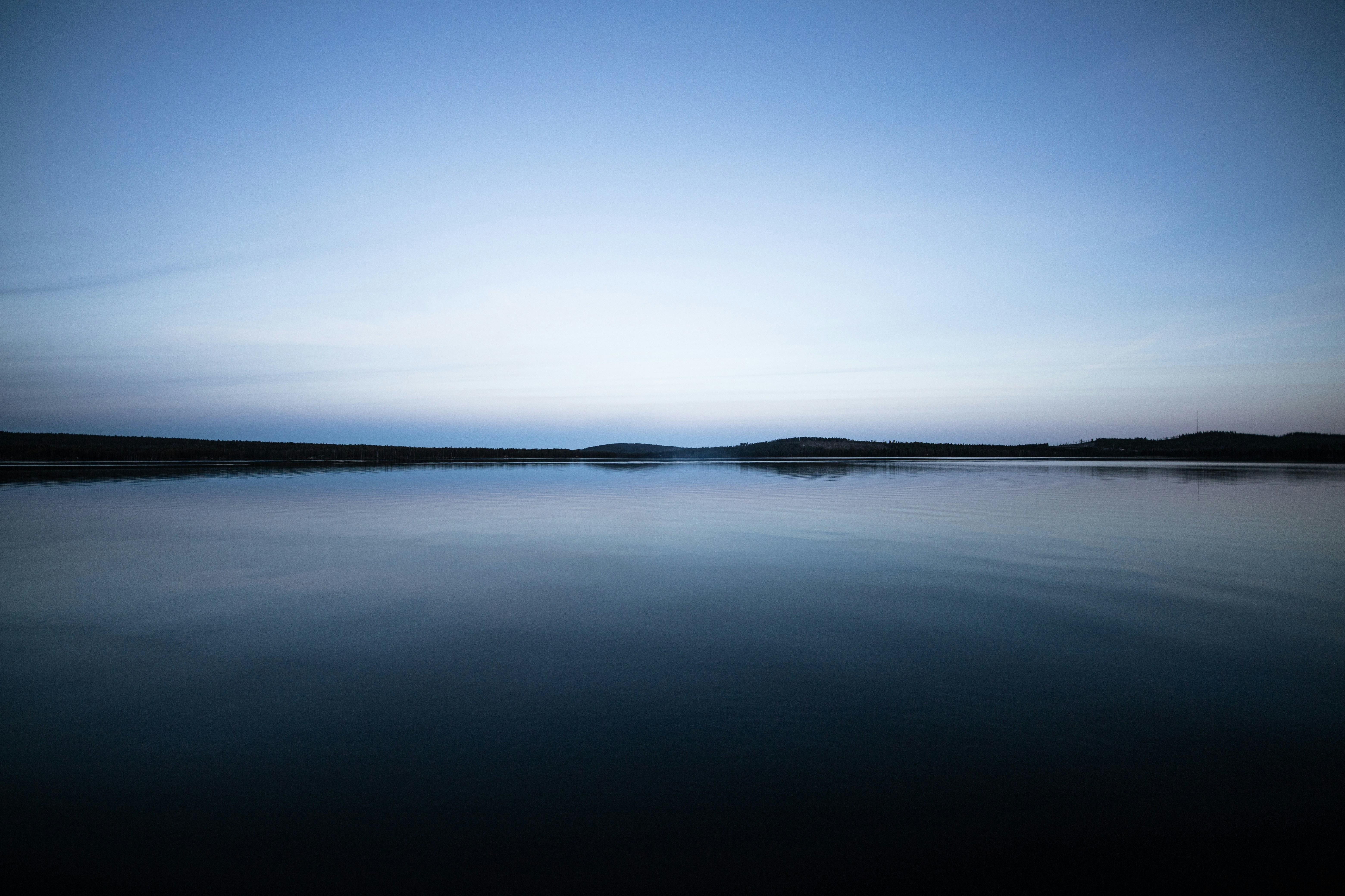穏やかな海に青い空の写真 Unsplashで見つけるラップランドの無料写真