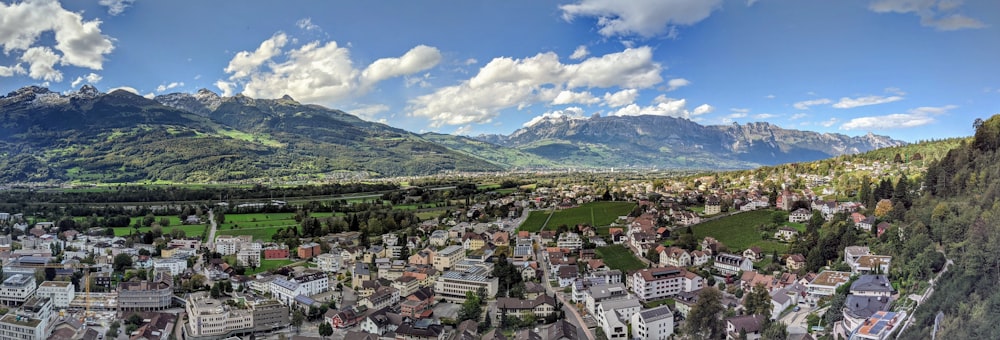 Vue aérienne de la ville près de la montagne pendant la journée