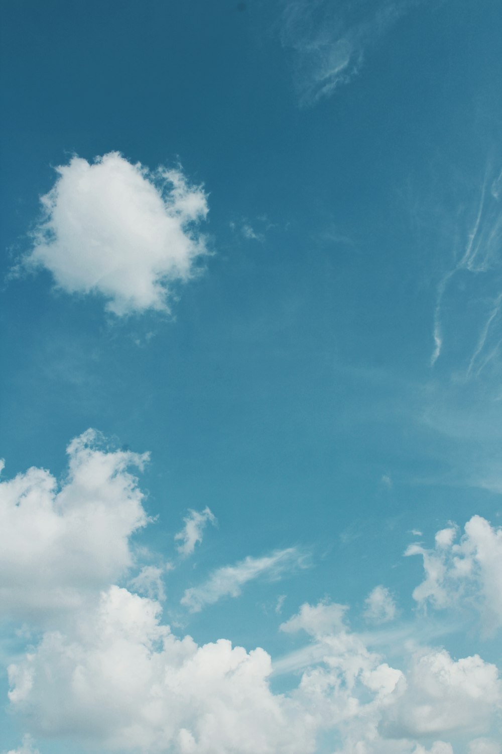 nuages blancs et ciel bleu pendant la journée