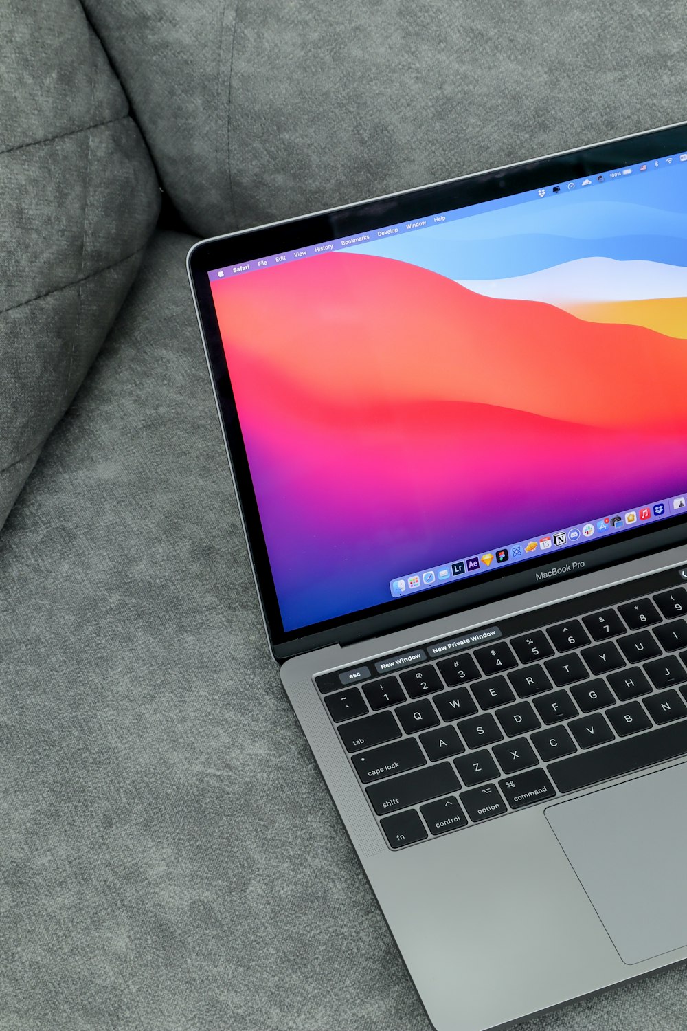 MacBook Pro auf grauen Textilien
