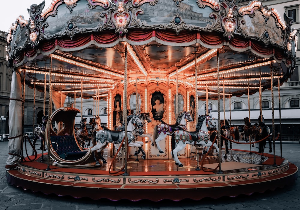 Carrousel de chevaux bruns avec des gens à cheval