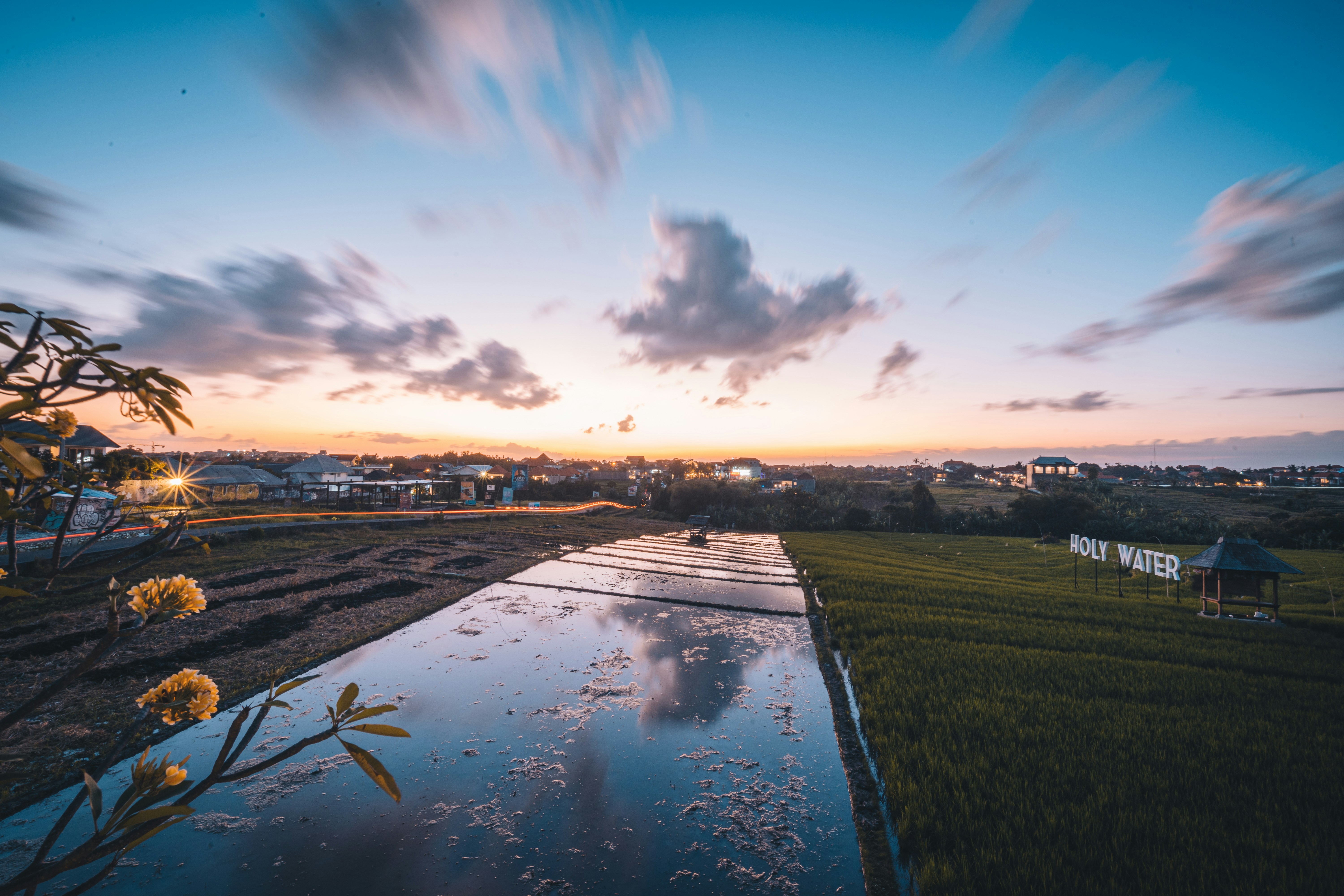 campo de grama verde sob o céu azul durante o dia