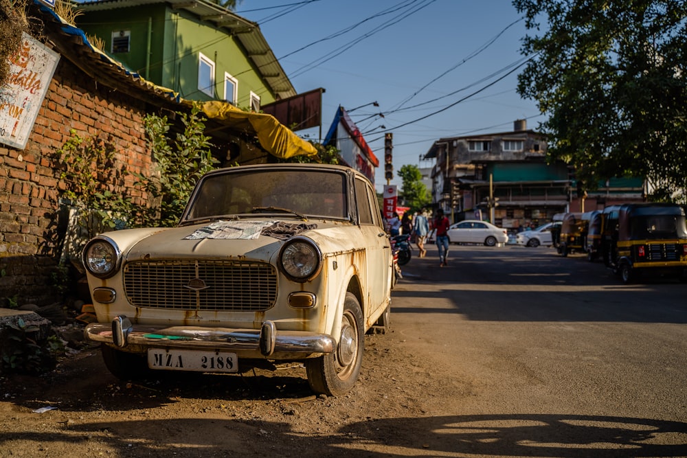 Beige Oldtimer tagsüber unterwegs