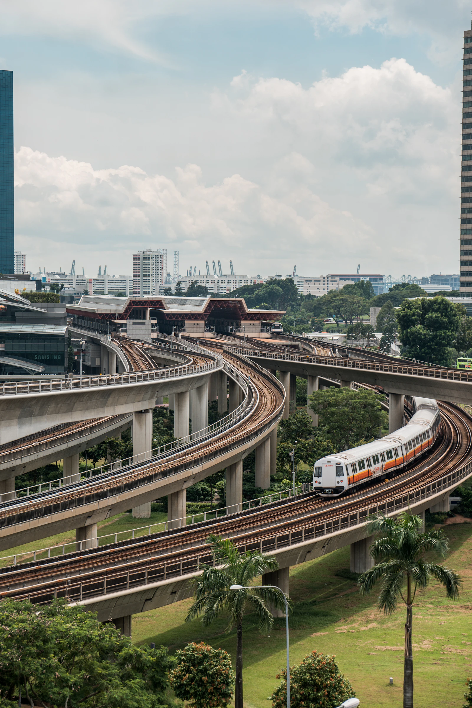 Di chuyển bằng MRT khi tham quan Singapore