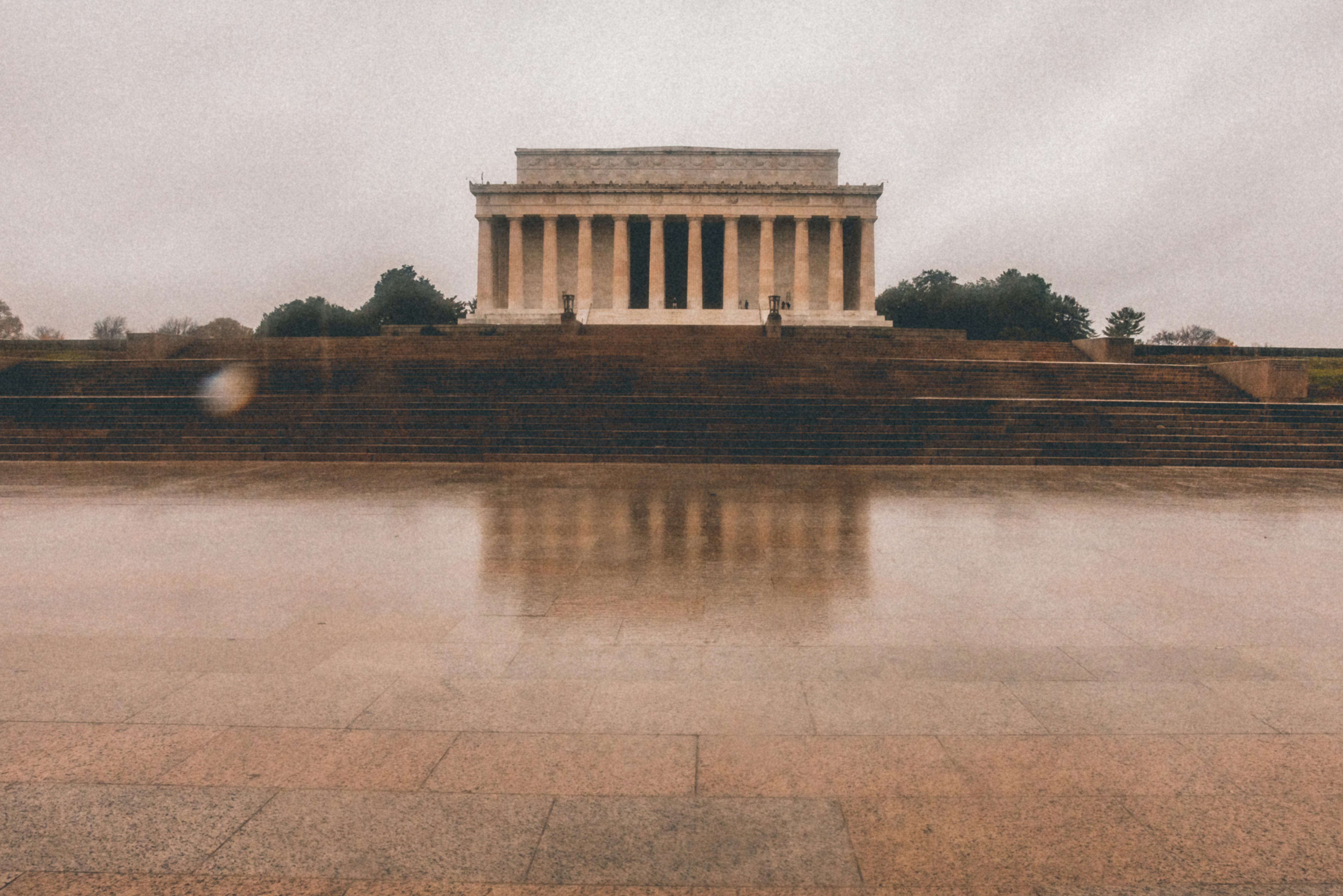 Weißbetongebäude in der Nähe von Gewässern tagsüber