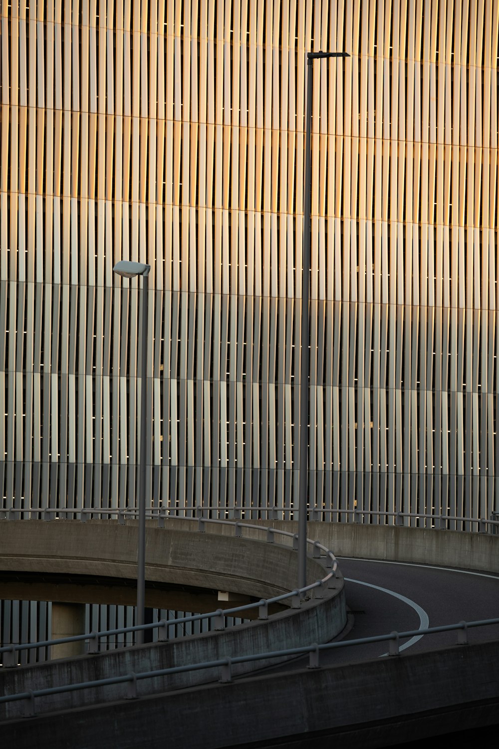 Bâtiment en béton brun et blanc