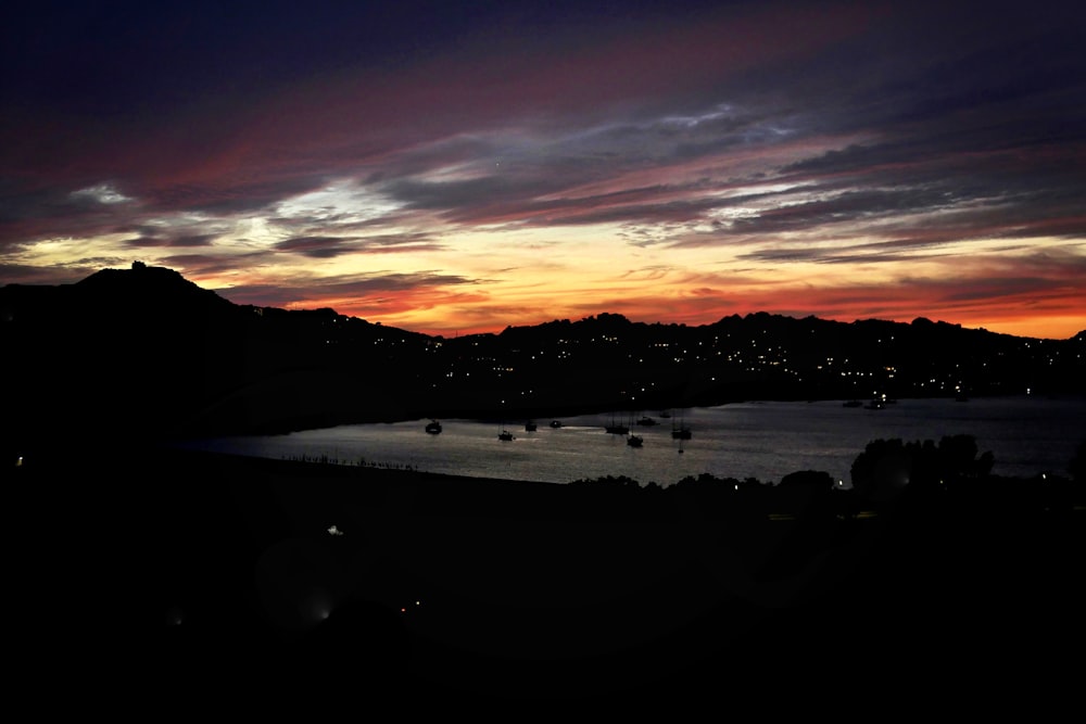 Silueta de la montaña durante la puesta de sol