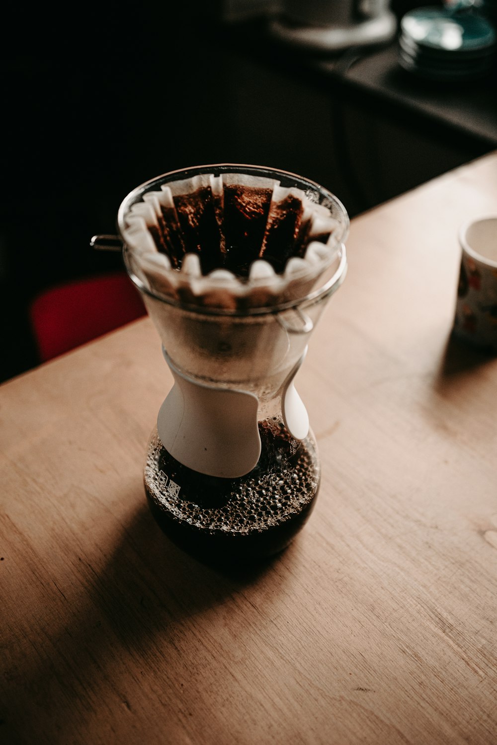 흰색 세라믹 컵에 흰색과 검은 색 아이스크림