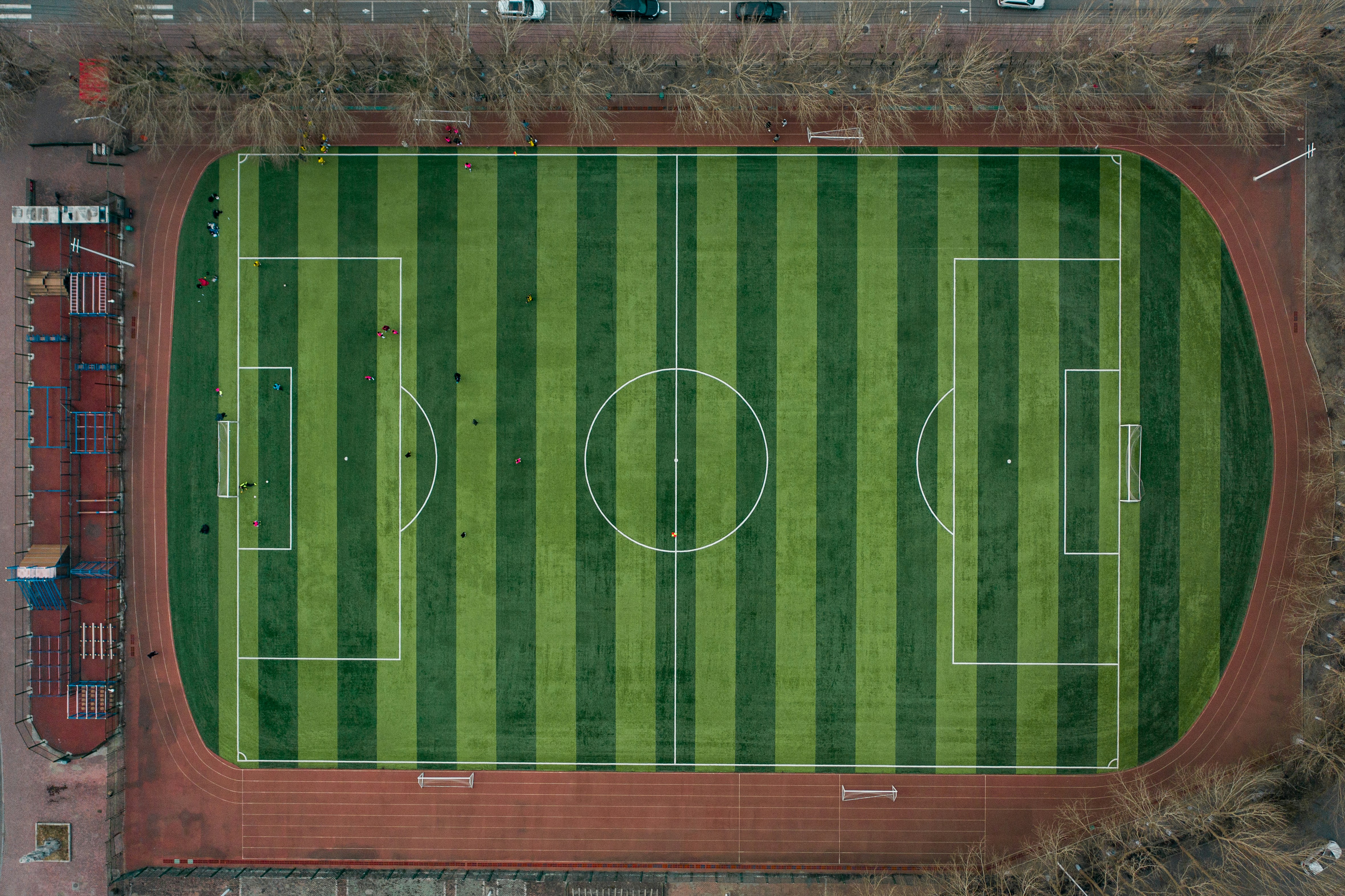 Vista aérea de un estadio lleno durante un partido nocturno