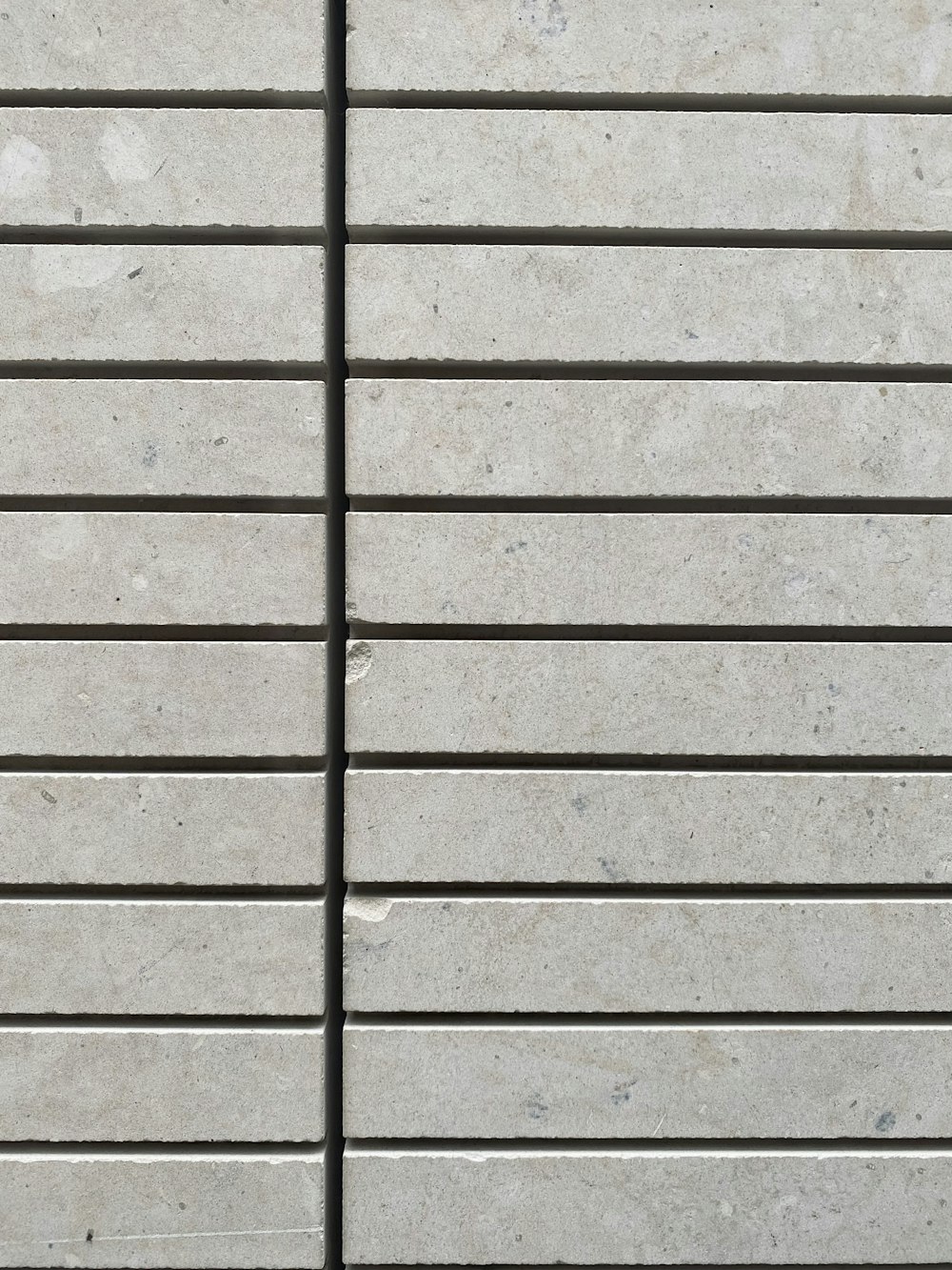 흰색 콘크리트 벽에 검은 금속 프레임