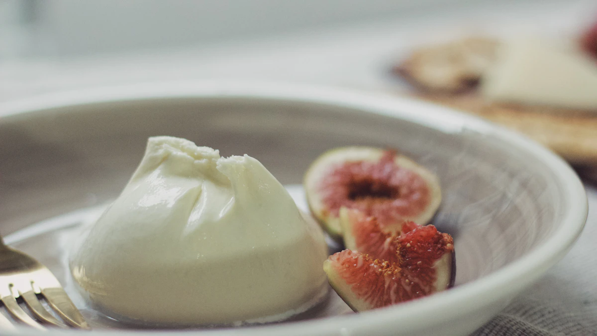 Świeża burrata na talerzu z figami - włoski ser kremowy