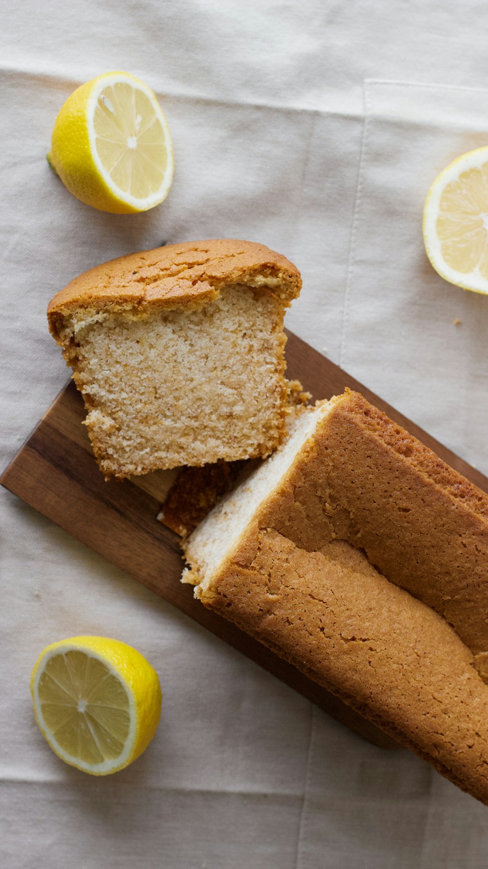 pão na tábua de cortar de madeira marrom