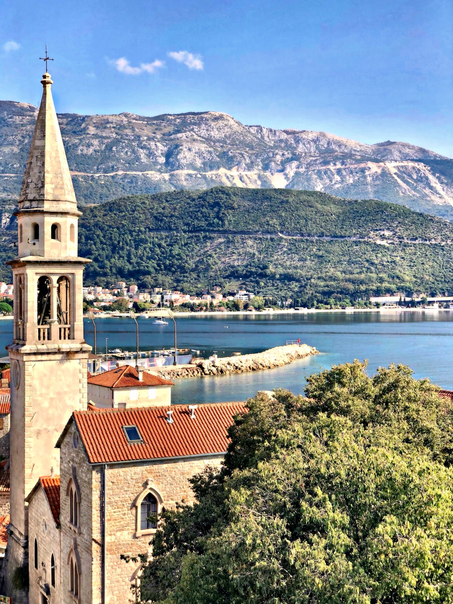 Budva kıyısında deniz ve sahil
