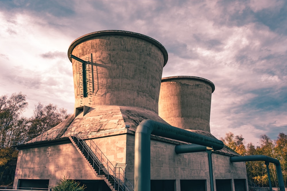 edifício de concreto cinza sob céu nublado durante o dia