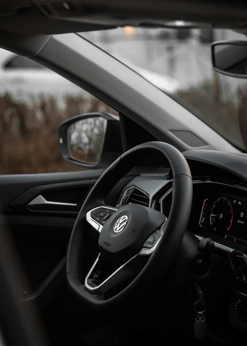 black mercedes benz steering wheel