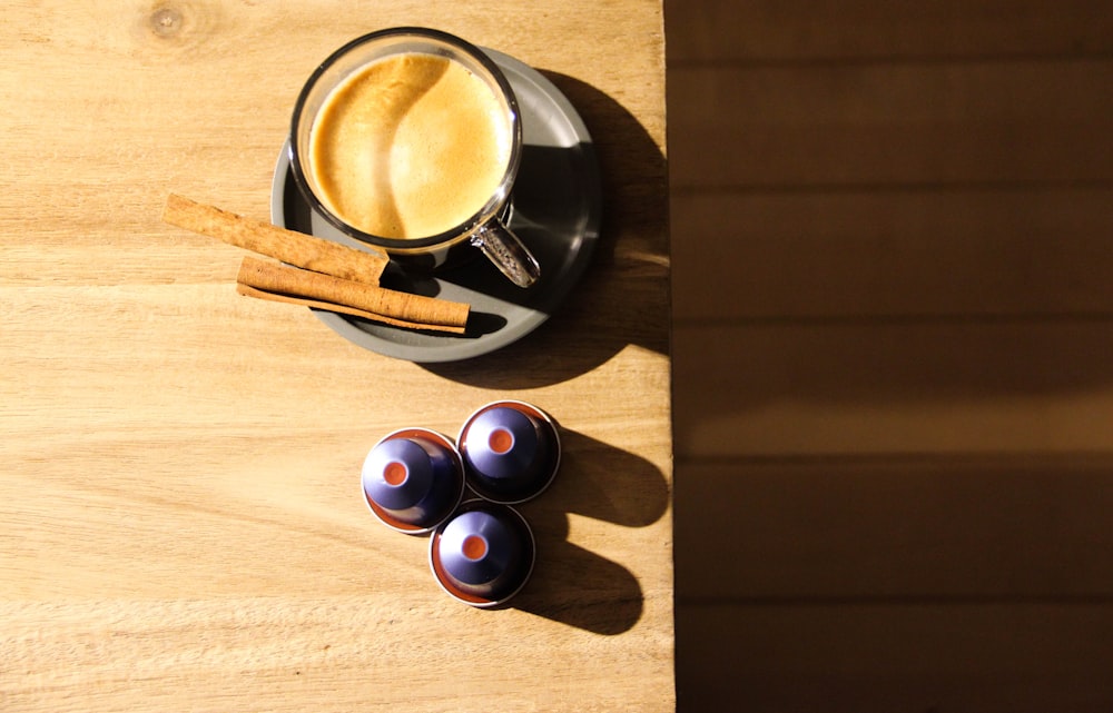 茶色の木のテーブルの上の青と白のセラミックカップ