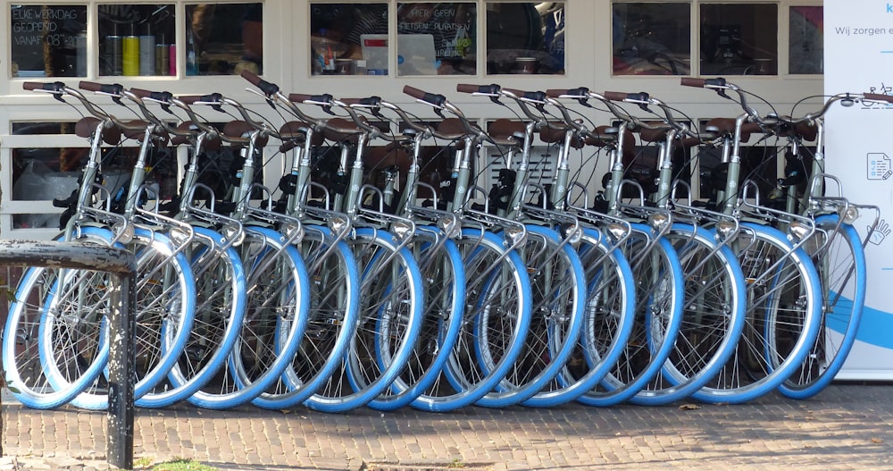 lote de bicicleta azul na cerca de aço preta