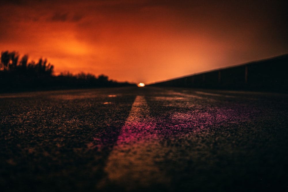 strada viola e nera durante il tramonto