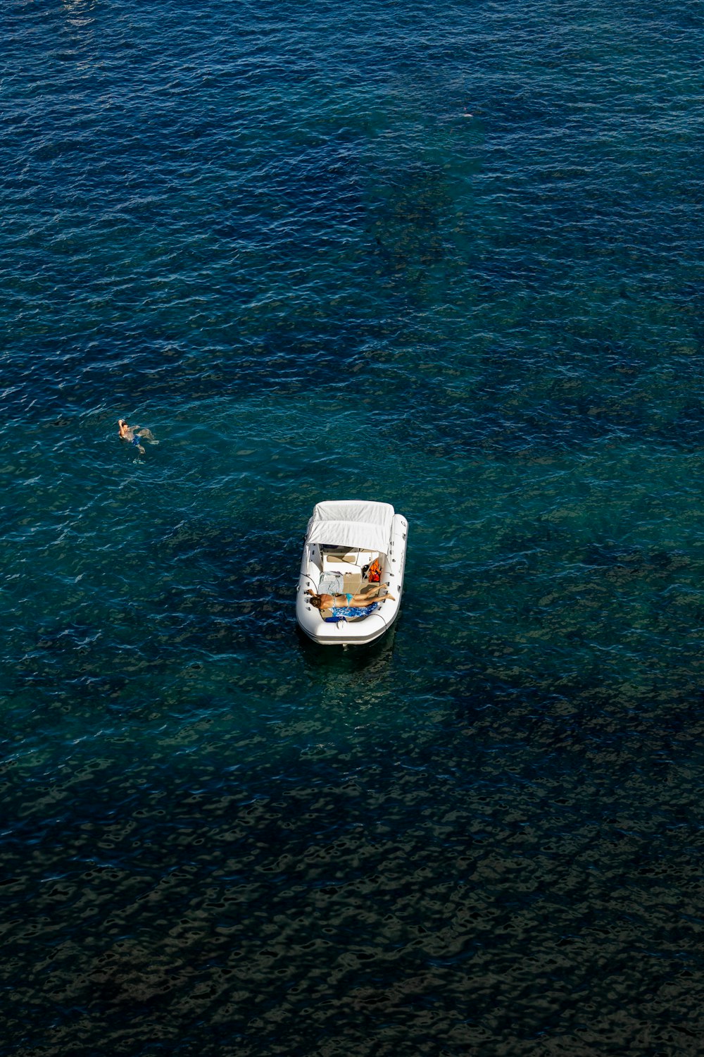 Barca bianca e nera sullo specchio d'acqua durante il giorno