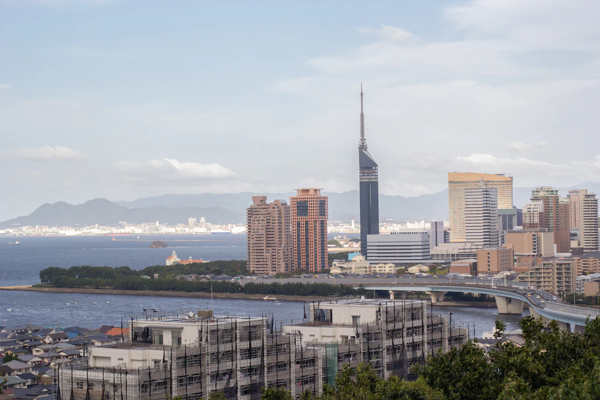 福岡市の街並みと博多湾