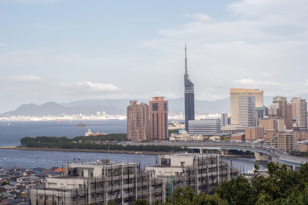 Skyline der Stadt in der Nähe von Gewässern tagsüber