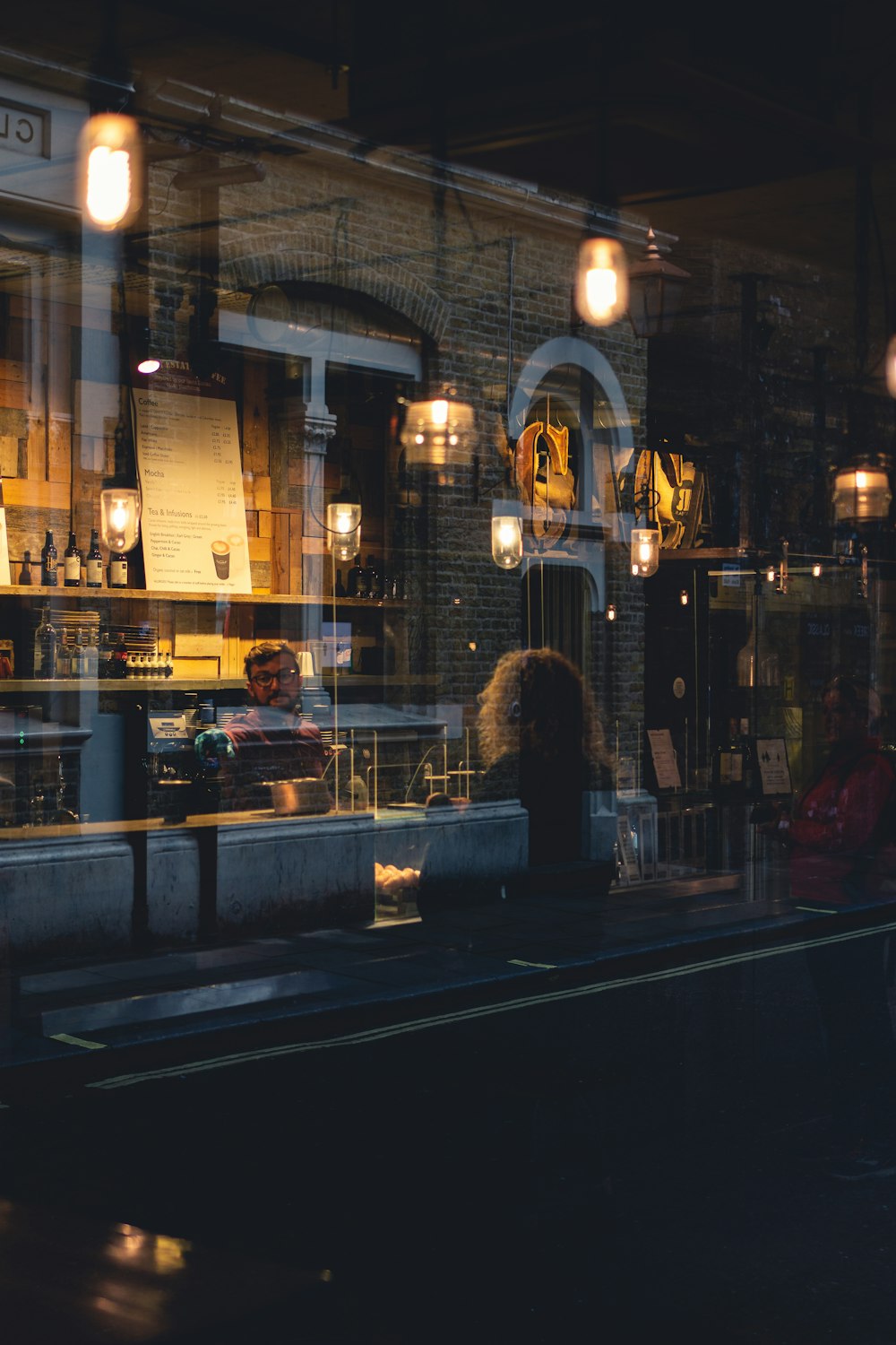 Gente en el restaurante durante la noche