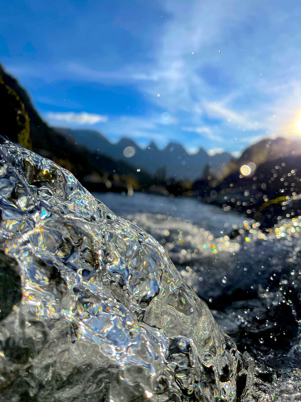 日中の岩に付着した水滴