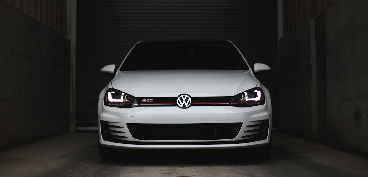 Volkswagen Golf mit eingeschalteten Scheinwerfern