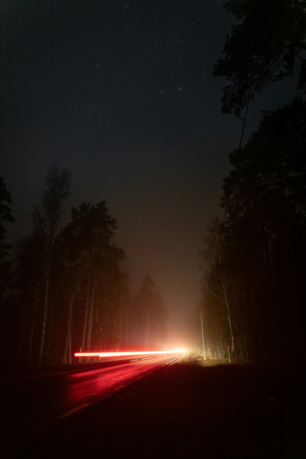 fotografia de lapso de tempo de luzes vermelhas na estrada durante a noite