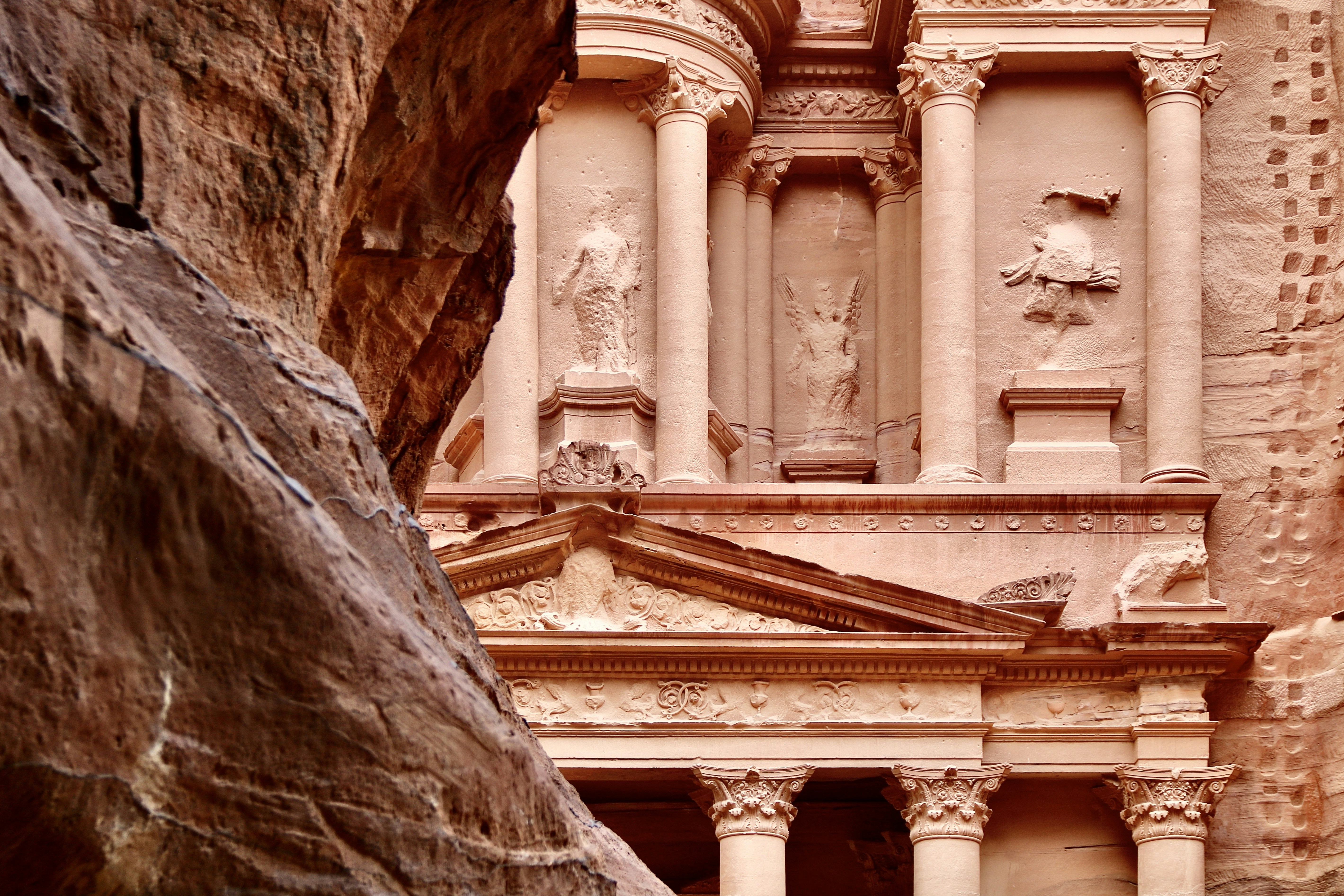 Petra - Wadi Musa, Jordan 🇯🇴

Petra  es un importante enclave arqueológico en Jordania, y la capital del antiguo reino nabateo, cuyos pobladores la llamaban Raqmu .1 El nombre de Petra proviene del griego πέτρα que significa piedra, y su nombre es idóneo ya que no se trata de una ciudad construida con piedra, si no literalmente excavada y esculpida en la piedra.

El asentamiento de Petra se localiza en un valle angosto, al este del valle de la Aravá que se extiende desde el mar Muerto hasta el Golfo de Aqaba. Los restos más célebres de Petra son sin duda sus construcciones labradas en la mis