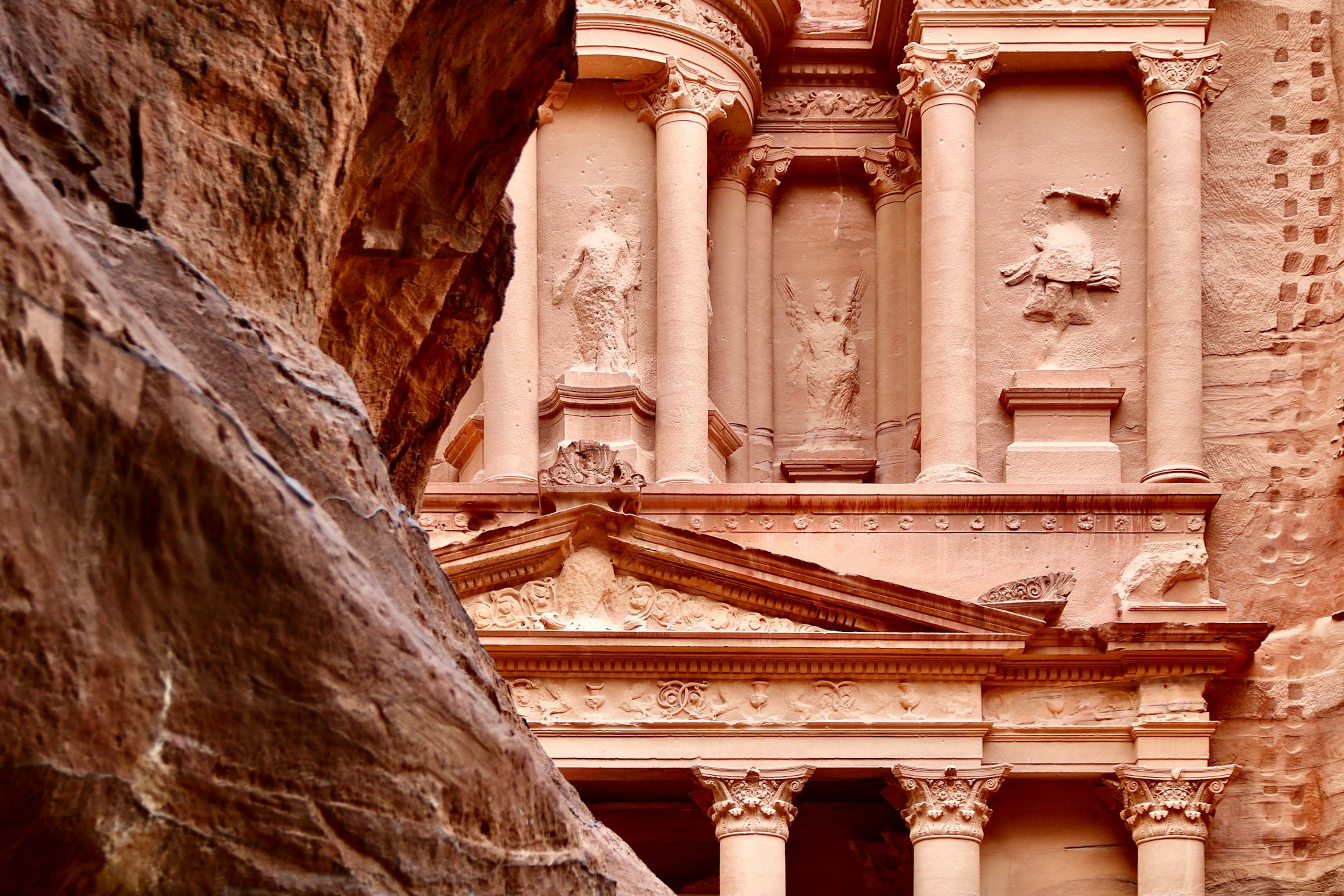 Petra - Wadi Musa, Jordan šÆš“
Petra es un importante enclave arqueológico en Jordania, y la capital del antiguo reino nabateo, cuyos pobladores la llamaban Raqmu .1 El nombre de Petra proviene del griego ĻĪĻĻα que significa piedra, y su nombre es idóneo ya que no se trata de una ciudad construida con piedra, si no literalmente excavada y esculpida en la piedra.
El asentamiento de Petra se localiza en un valle angosto, al este del valle de la AravƔ que se extiende desde el mar Muerto hasta el Golfo de Aqaba. Los restos mƔs cƩlebres de Petra son sin duda sus construcciones labradas en la mis