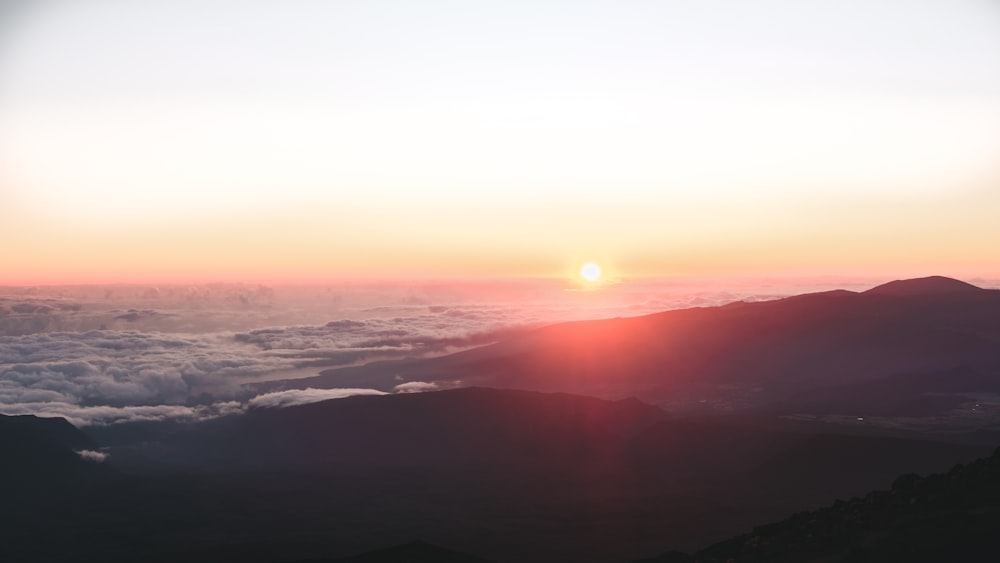 vista aérea das montanhas durante o pôr do sol