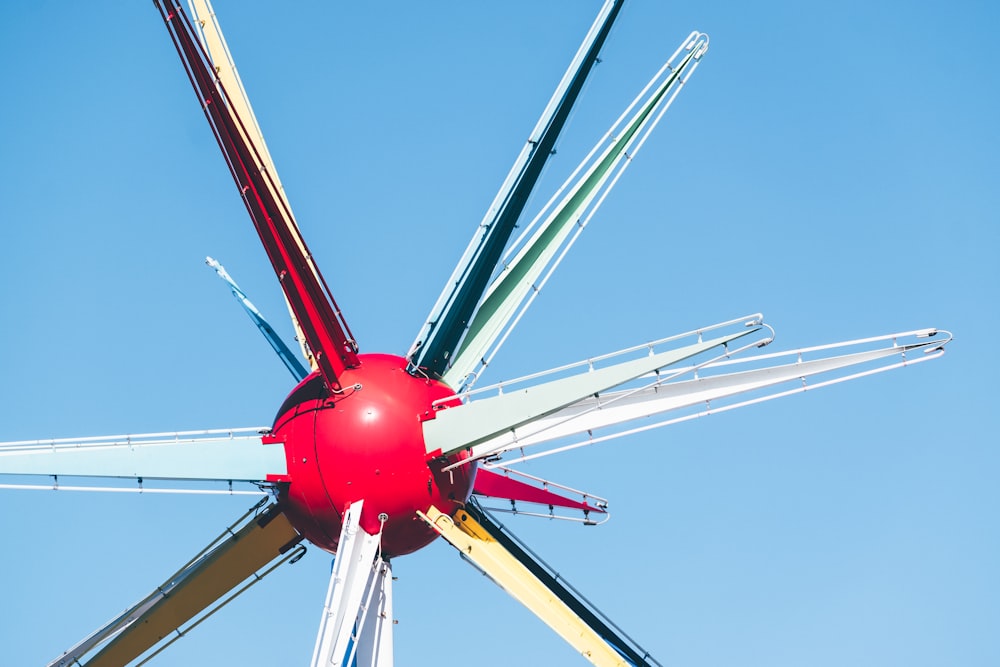 Moulin à vent rouge et blanc sous le ciel bleu pendant la journée