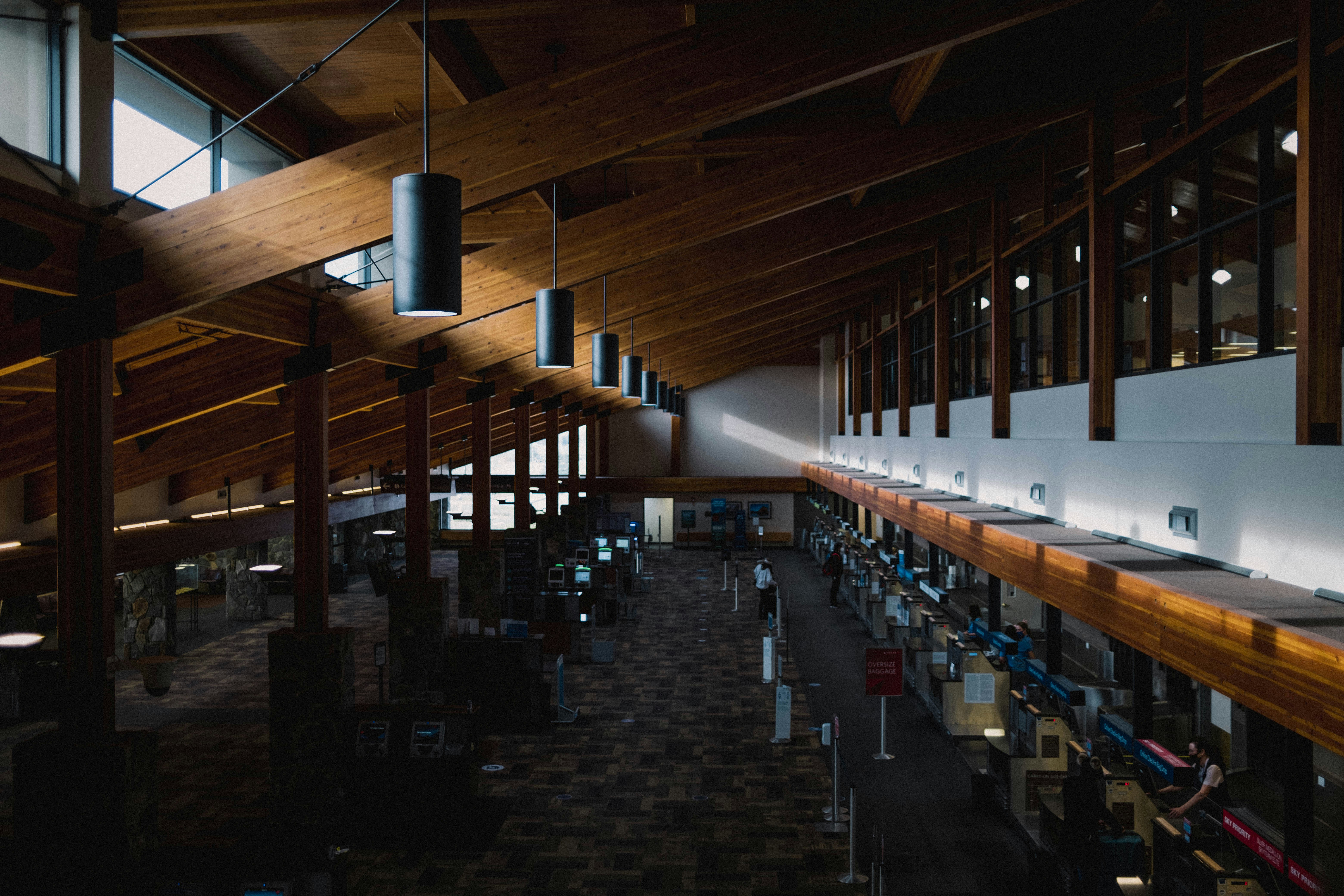 Menschen, die auf Stühlen im Gebäude sitzen