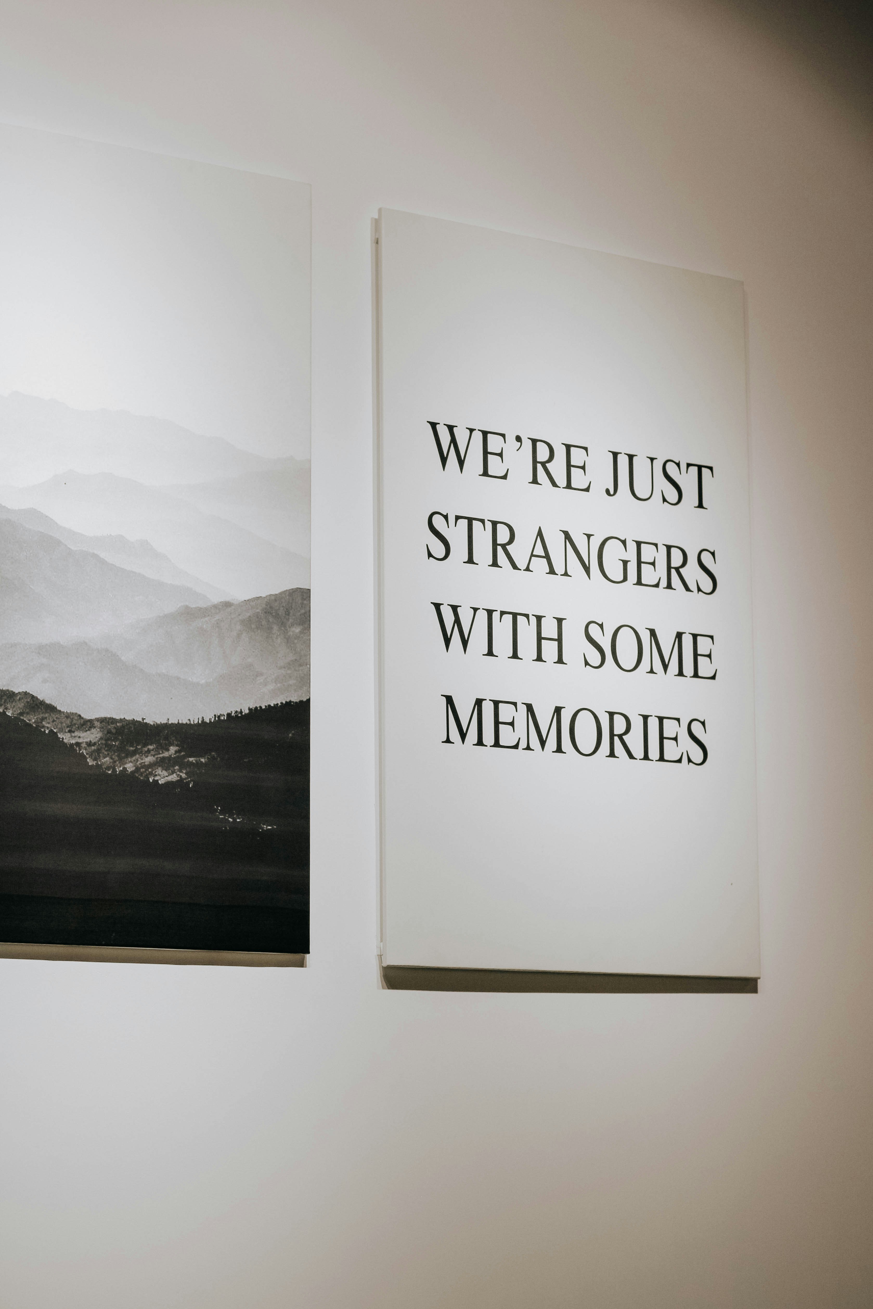 黒枠の白と灰色の山の絵の写真 Unsplashで見つけるグレーの無料写真