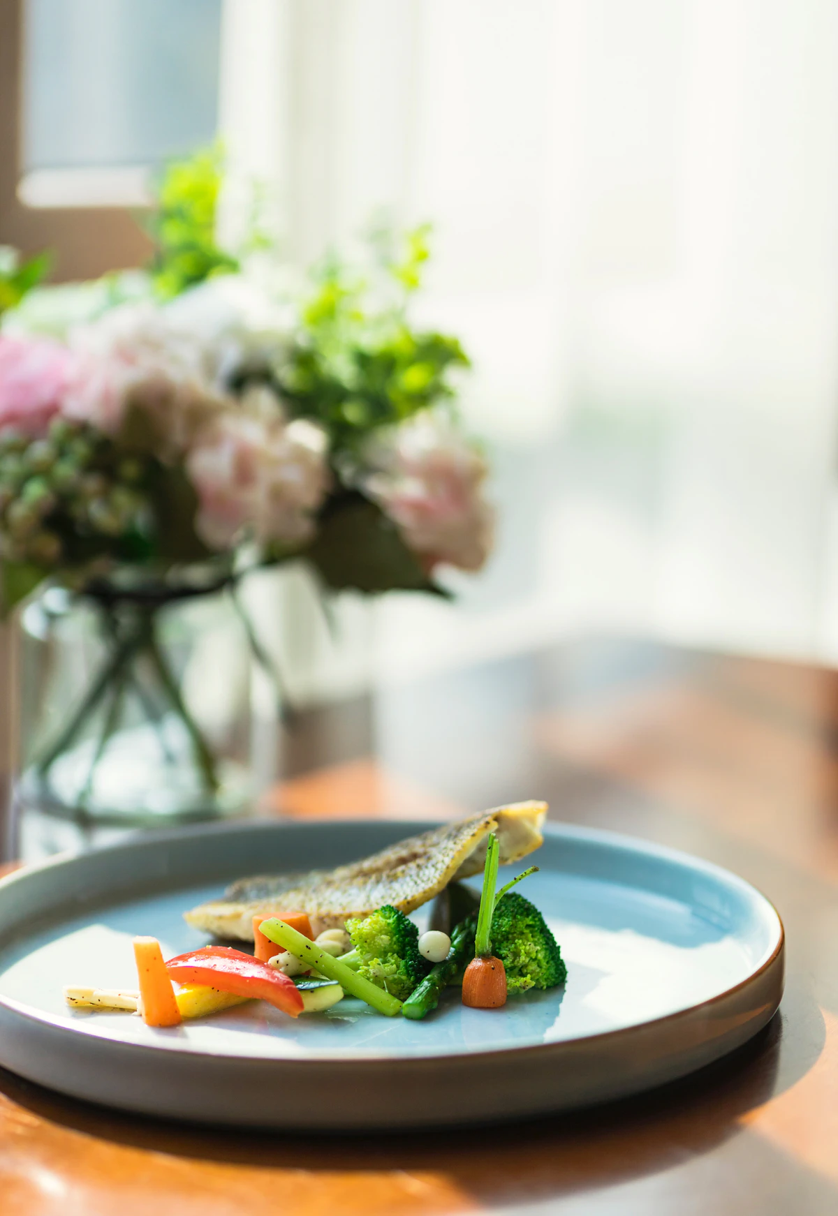 Frische Gemüsezutaten als Grundlage für ein einfaches Abendessen ohne Diätstress