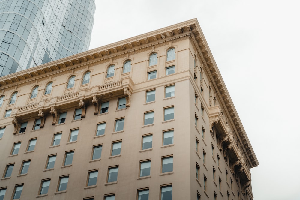 Edificio de hormigón marrón durante el día