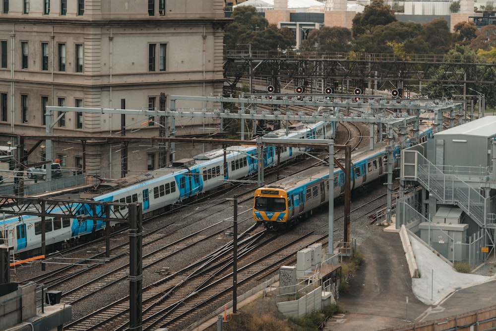 Train blanc et jaune sur les voies ferrées pendant la journée