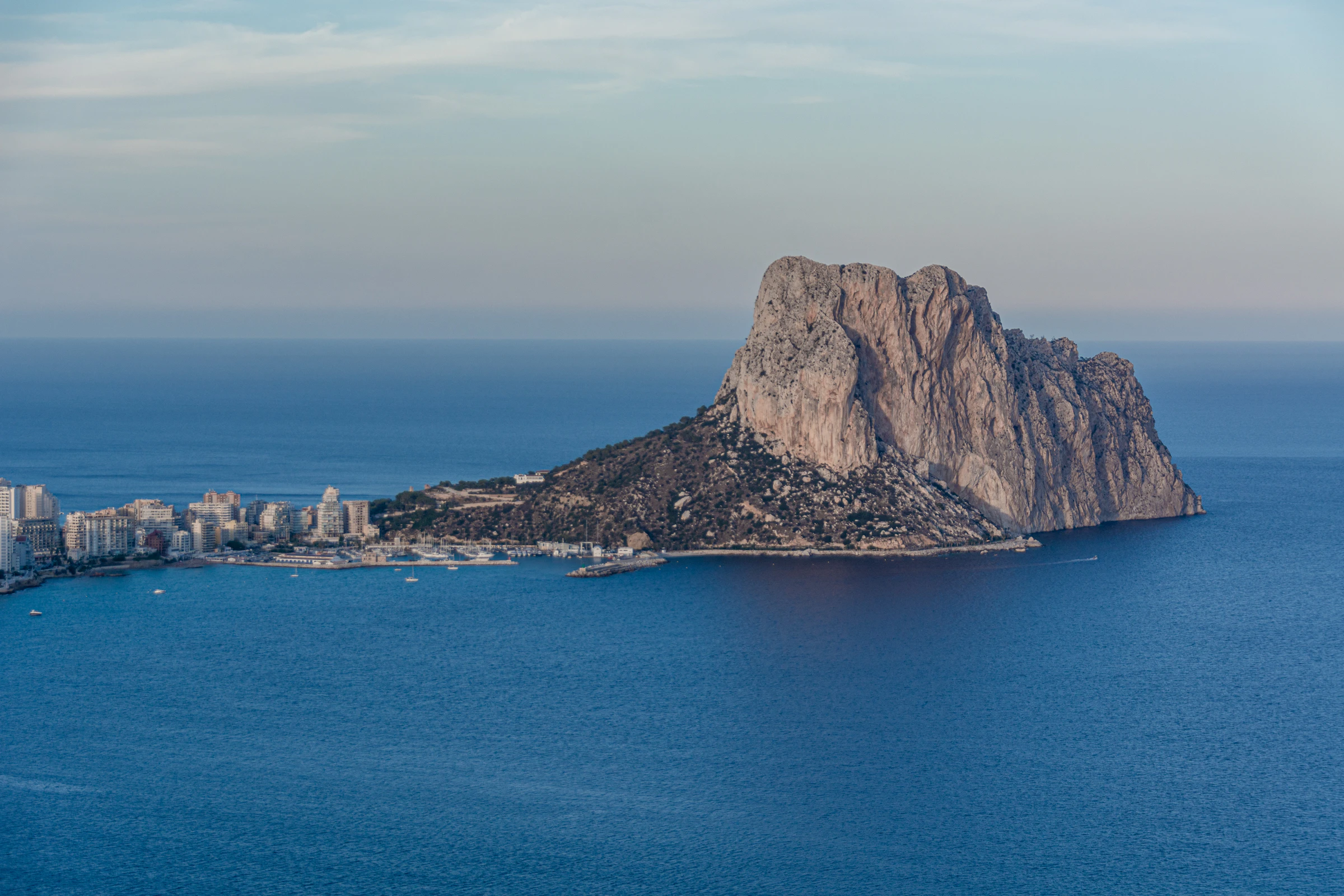 De Peñón de Ifach en de Middellandse Zee bij Calpe