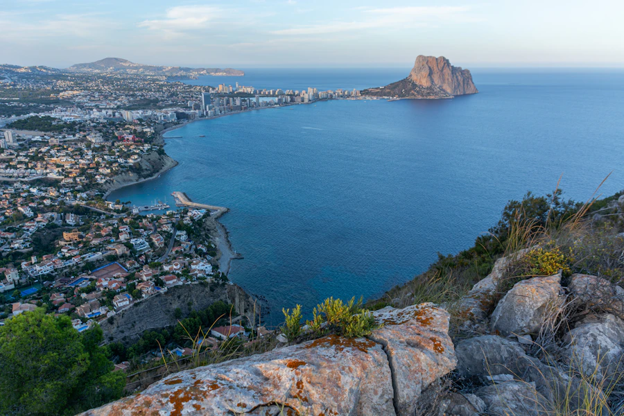 Costa Blanca kust met bergen en zee