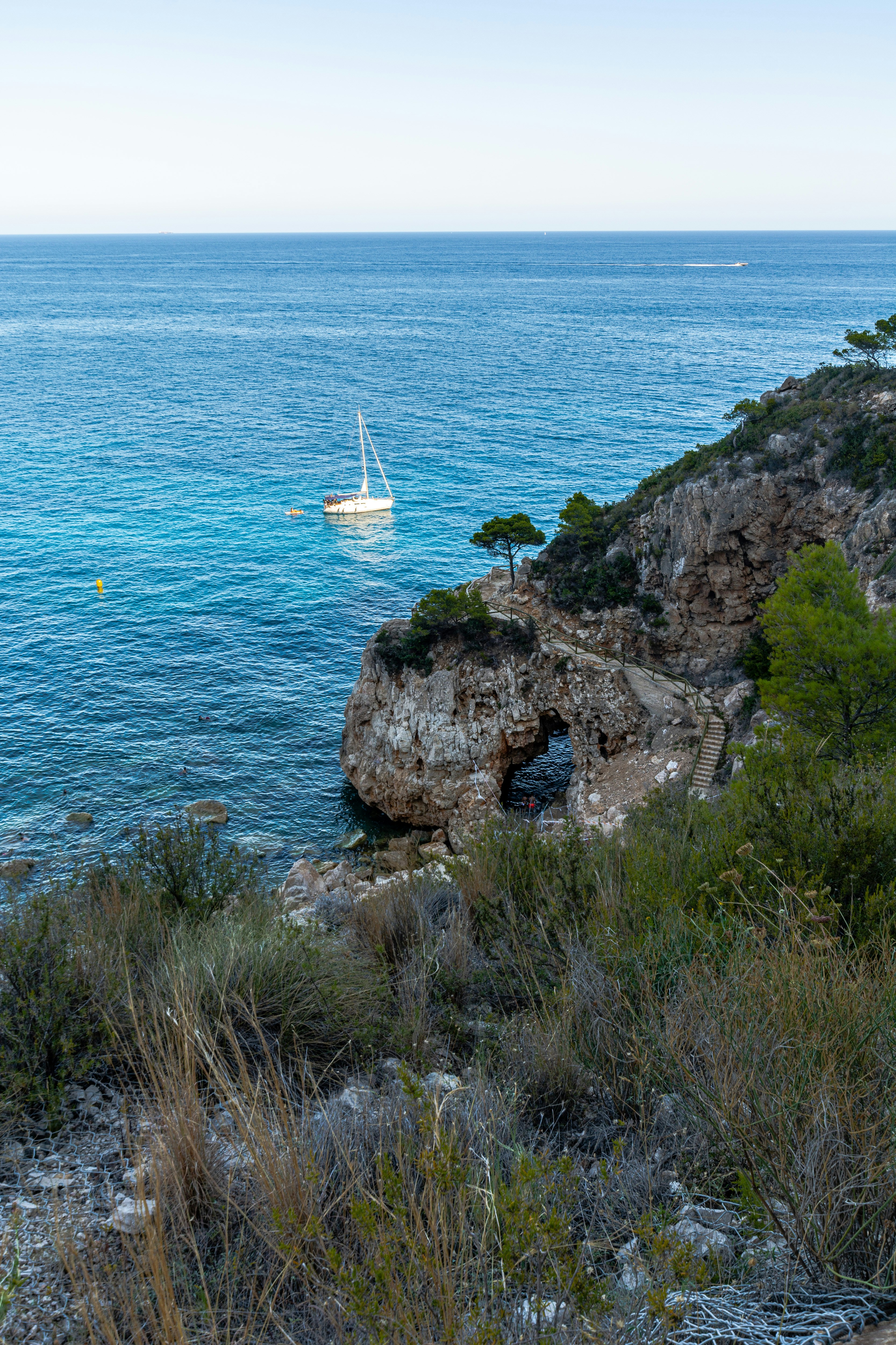 velero blanco en el mar durante el día