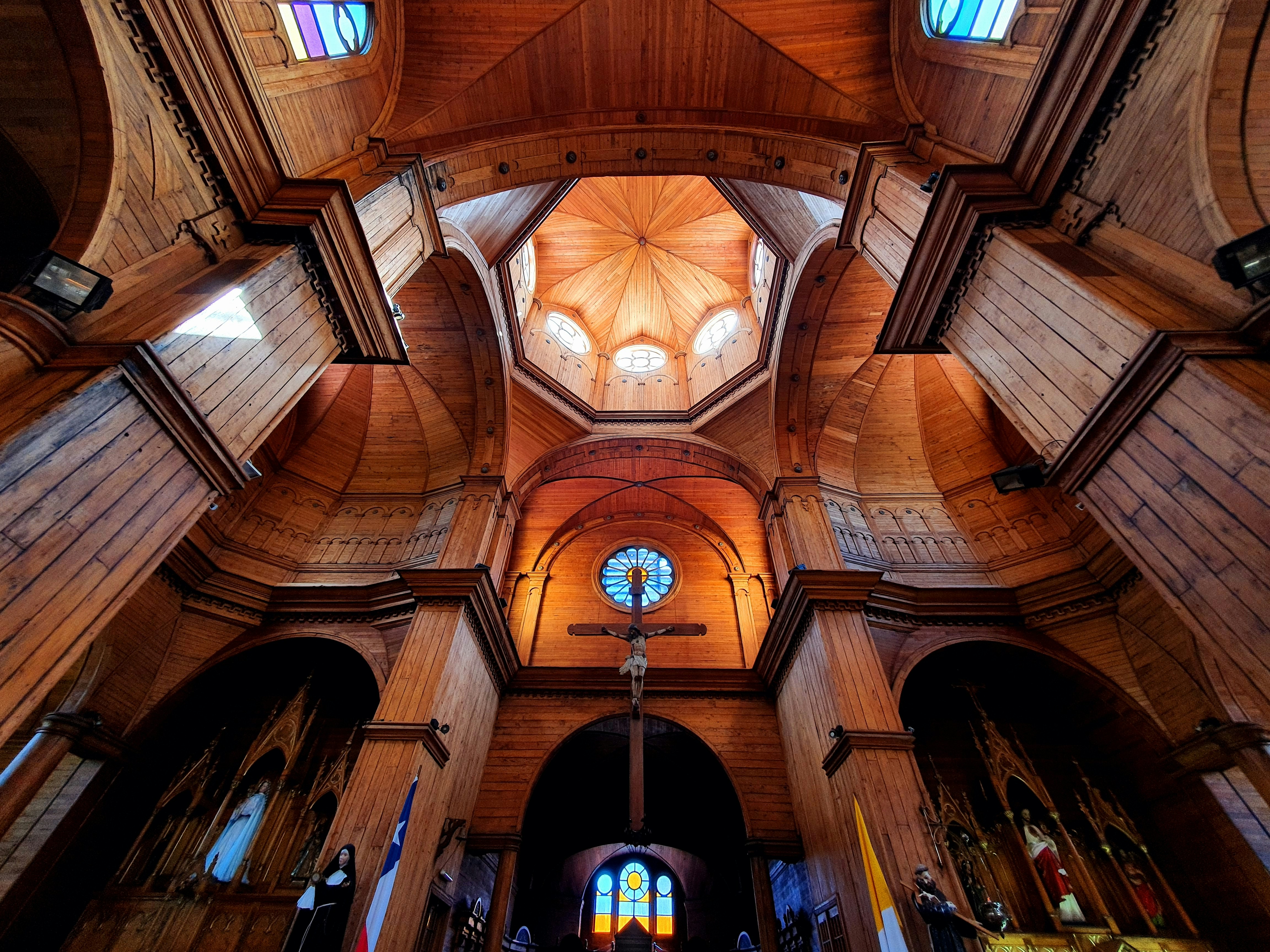 Techo de madera marrón con lámpara